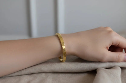 Gold Line Motion - Metal Motion Collection